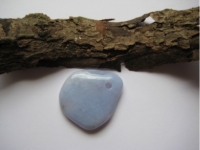 Chalcedon, blau gebändert - Trommelstein, flach, gebohrt