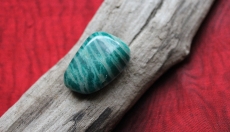 Amazonit - Trommelstein, gebohrt