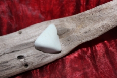 Klinoptilolith - Trommelstein, gebohrt