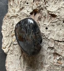 Arfvedsonit - Trommelstein, gebohrt