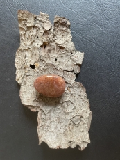 Muskovit, rot (Glimmer) - Trommelstein, gebohrt