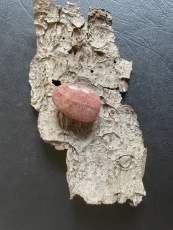 Muskovit, rot (Glimmer) - Trommelstein, gebohrt