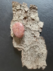 Muskovit, rot (Glimmer) - Trommelstein, gebohrt