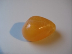 Calcit, orange - Trommelstein, gebohrt