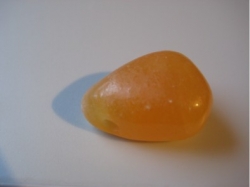 Calcit, orange - Trommelstein, gebohrt