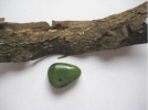 Nephrit - Jade - Trommelstein, gebohrt