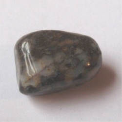 Opal in Matrix - Trommelstein, gebohrt
