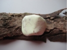 Zitronenchrysopras - Trommelstein, gebohrt