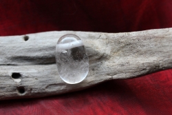 Bergkristall - Trommelstein, gebohrt