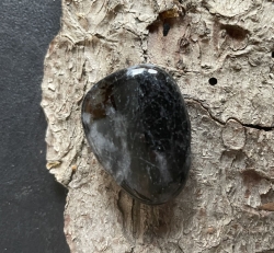 Arfvedsonit - Trommelstein, gebohrt