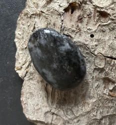 Arfvedsonit - Trommelstein, gebohrt