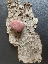 Muskovit, rot (Glimmer) - Trommelstein, gebohrt