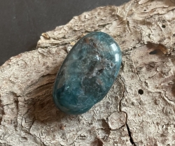 Apatit, blau - Trommelstein, gebohrt